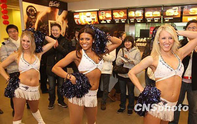 Полуголые американки "зажгли" на шанхайской улице Полуголые американки "зажгли" на шанхайской улице