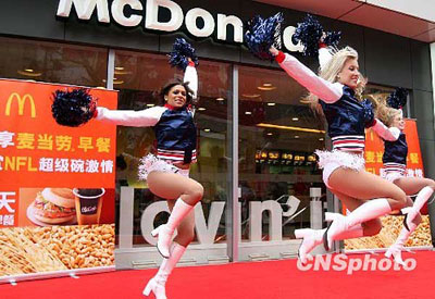 Полуголые американки "зажгли" на шанхайской улице Полуголые американки "зажгли" на шанхайской улице